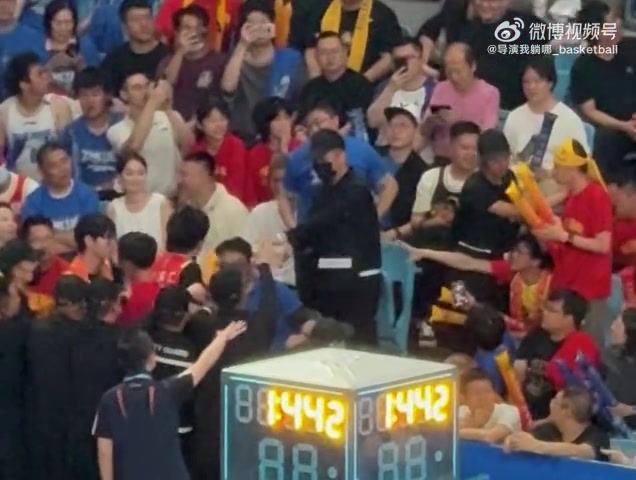 金年会体育看球需冷静！北京广厦两队球迷发生冲突被安保人员及时制止