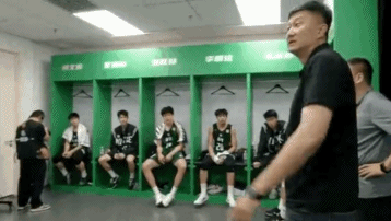 金年会金字招牌诚信至上广东实验半场41-31领先清华附中！杜锋前往更衣室鼓励球员！